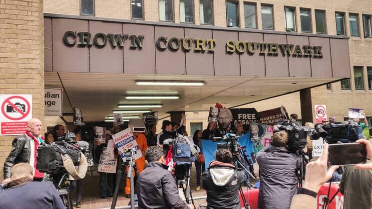 News Themen der Woche KW18 LONDON, UNITED KINGDOM - MAY 1, 2019: Activists gather outside Southwark Crown Court hearing the case of WikiLeaks Founder Julian Assange. Assange was arrested on April 11, 2019, following the withdrawal of asylum by the Ecuadorian Government. Yuri Mikhailenko TASS  TS0AA399