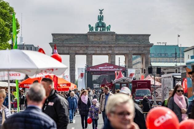 1. Mai am Brandenburger Tor, Kundgebung der DGB Berlin Tiergarten Deutschland *** 1 May at the Brandenburg Gate Rally of the DGB Berlin Tiergarten Germany