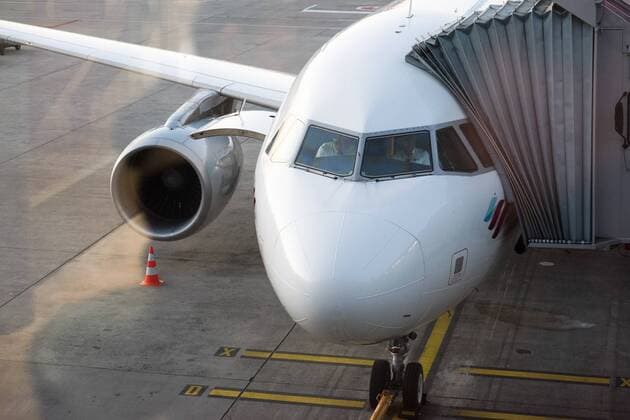 Zürich-Airport Pilot und Copilot sitzen bei angedockter Gangway im Cockpit der Eurowings-Maschine und nehmen letzte Vorbereitungen zum Start vor. Zürich Flughafen; Eurowings; Pilotenkanzel; Gangway angedockt; letzte Flugvorbereitungen; Vor dem Start. Zürich Zürich Schweiz