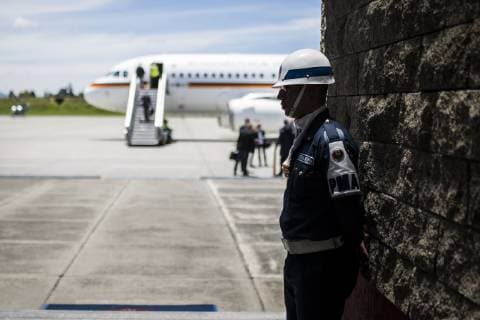 Ein Soldat, aufgenommen vor dem Regierungsflugzeug A319, das Bundesaussenminister Heiko Maas (nicht im Bild) nach Mexiko-Stadt bringen wird. Bogota, 01.05.2019. Heiko Maas reist im Rahmen seiner Reise nach Lateinamerika Brasilien, Kolumbien und Mexiko. Bogota Colombia
