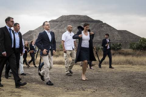 Bundesaussenminister Heiko Maas (3L), SPD, aufgenommen vor der Sonnenpyramide in der praehispanischen Ruinenstadt Teotihuacan, 01.05.2019. Heiko Maas reist im Rahmen seiner Reise nach Lateinamerika Brasilien, Kolumbien und Mexiko. Teotihuacan Mexico