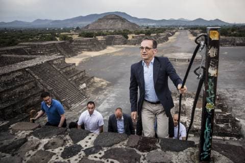 Bundesaussenminister Heiko Maas, SPD, aufgenommen auf der Mondpyramide mit Blick auf die Sonnenpyramide in der praehispanischen Ruinenstadt Teotihuacan, 01.05.2019. Heiko Maas reist im Rahmen seiner Reise nach Lateinamerika Brasilien, Kolumbien und Mexiko. Teotihuacan Mexico