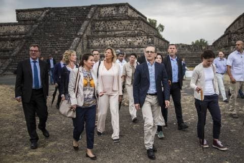 Bundesaussenminister Heiko Maas (vR), SPD, und Ines de Castro (vL), Direktorin des Linden-Museums Stuttgart, aufgenommen in der praehispanischen Ruinenstadt Teotihuacan, 01.05.2019. Heiko Maas reist im Rahmen seiner Reise nach Lateinamerika Brasilien, Kolumbien und Mexiko. Teotihuacan Mexico