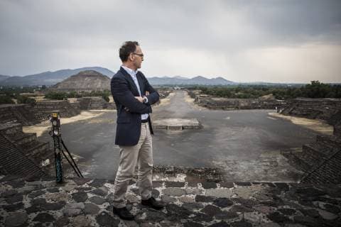 Bundesaussenminister Heiko Maas, SPD, aufgenommen auf der Mondpyramide mit Blick auf die Sonnenpyramide in der praehispanischen Ruinenstadt Teotihuacan, 01.05.2019. Heiko Maas reist im Rahmen seiner Reise nach Lateinamerika Brasilien, Kolumbien und Mexiko. Teotihuacan Mexico