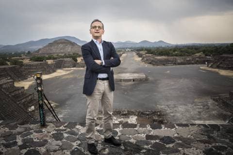Bundesaussenminister Heiko Maas, SPD, aufgenommen auf der Mondpyramide mit Blick auf die Sonnenpyramide in der praehispanischen Ruinenstadt Teotihuacan, 01.05.2019. Heiko Maas reist im Rahmen seiner Reise nach Lateinamerika Brasilien, Kolumbien und Mexiko. Teotihuacan Mexico