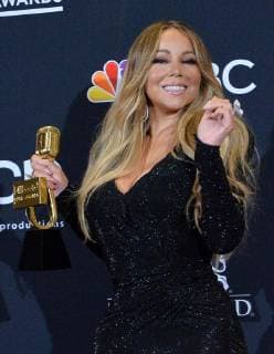 Mariah Carey appears backstage after winning the Icon award during the 2019 Billboard Music Awards at the MGM Grand Garden Arena in Las Vegas, Nevada on May 1, 2019.  LAV20190501216 JIMxRUYMEN