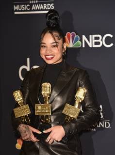 May 1, 2019 - Las Vegas, NV, USA - LAS VEGAS, NEVADA - MAY 01: Ella Mai poses with the award for Top R&B Artist in the press room during the 2019 Billboard Music Awards at MGM Grand Garden Arena on May 01, 2019 in Las Vegas, Nevada. Photo: imageSPACE Las Vegas USA - ZUMAs181 20190501_zea_s181_164 Copyright: xImagespacex