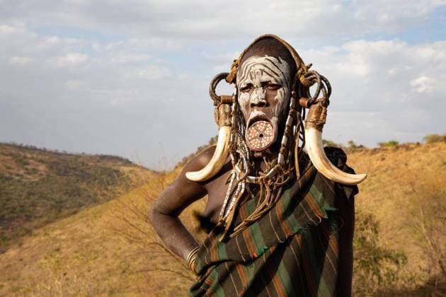 IMAGO Nature: Unsere Erde, Naturschutz, Indigene Völker Eine Mursi Frau mit Körperschmuck im Mago Nationalpark, Äthiopien, Afrika *** A Mursi woman with body jewellery in the Mago National Park Ethiopia Africa Copyright: imageBROKER IngerxVandykex xVWPics ibleca04880406.jpg