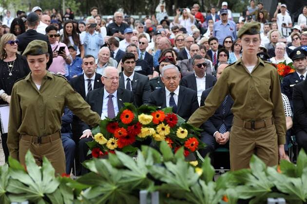 News Themen der Woche KW18 News Bilder des Tages Israeli Prime Minister Benjamin Netanyahu (C) and Israeli President Reuven Rivlin (L) observe a ceremony marking the annual Holocaust Remembrance Day at Yad Vashem Holocaust Memorial in Jerusalem, Israel, on May 2, 2019. Israel comes to a complete standstill across the country as the siren sounds honoring the six million Jews who perished at the hands of the Nazis during the Holocaust of World War II. Pool  JERX20190502114 ABIRxSULTAN