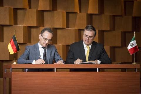 Bundesaussenminister Heiko Maas (L), SPD, und Marcelo Luis Ebrard Casaubon (R), Aussenminister von Mexiko, unterzeichnen ein Memorandum of Understanding zur deutsch-mexikanischen Zusammenarbeit in Mexiko-Stadt, 02.05.2019. Heiko Maas reist im Rahmen seiner Reise nach Lateinamerika Brasilien, Kolumbien und Mexiko. Mexiko-Stadt Mexico *** Federal Foreign Minister Heiko Maas L SPD and Marcelo Luis Ebrard Casaubon R Mexican Foreign Minister sign Memorandum of Understanding on German-Mexican cooperation in Mexico City 02 05 2019 Heiko Maas travels to Latin America Brazil Colombia and Mexico Mexico City of Mexico Copyright: xFlorianxGaertner photothek.netx