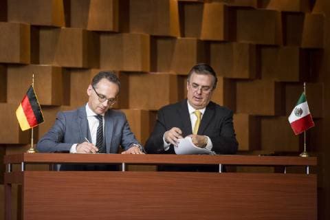 Bundesaussenminister Heiko Maas (L), SPD, und Marcelo Luis Ebrard Casaubon (R), Aussenminister von Mexiko, unterzeichnen ein Memorandum of Understanding zur deutsch-mexikanischen Zusammenarbeit in Mexiko-Stadt, 02.05.2019. Heiko Maas reist im Rahmen seiner Reise nach Lateinamerika Brasilien, Kolumbien und Mexiko. Mexiko-Stadt Mexico