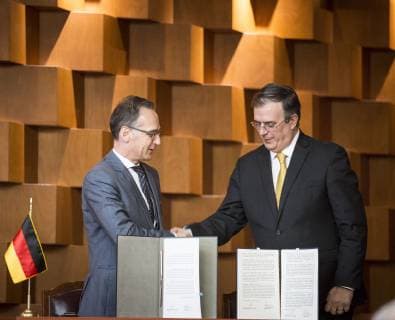 Bundesaussenminister Heiko Maas (L), SPD, und Marcelo Luis Ebrard Casaubon (R), Aussenminister von Mexiko, unterzeichnen ein Memorandum of Understanding zur deutsch-mexikanischen Zusammenarbeit in Mexiko-Stadt, 02.05.2019. Heiko Maas reist im Rahmen seiner Reise nach Lateinamerika Brasilien, Kolumbien und Mexiko. Mexiko-Stadt Mexico