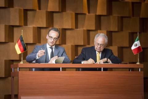 Bundesaussenminister Heiko Maas (L), SPD, und Javier Jimenez Espiru (R), Minister fuer Verkehr und Kommunikation in Mexiko, unterzeichnen ein Abkommen zur Aenderung des Luftverkehrsabkommens in Mexiko-Stadt, 02.05.2019. Heiko Maas reist im Rahmen seiner Reise nach Lateinamerika Brasilien, Kolumbien und Mexiko. Mexiko-Stadt Mexico