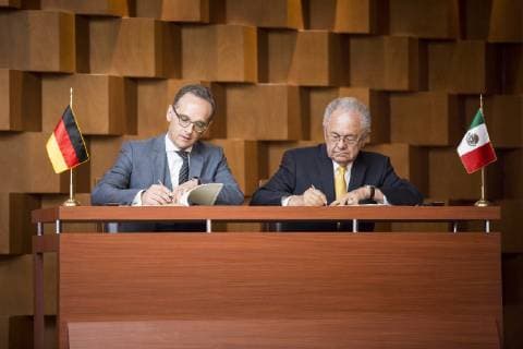 Bundesaussenminister Heiko Maas (L), SPD, und Javier Jimenez Espiru (R), Minister fuer Verkehr und Kommunikation in Mexiko, unterzeichnen ein Abkommen zur Aenderung des Luftverkehrsabkommens in Mexiko-Stadt, 02.05.2019. Heiko Maas reist im Rahmen seiner Reise nach Lateinamerika Brasilien, Kolumbien und Mexiko. Mexiko-Stadt Mexico