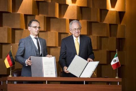 Bundesaussenminister Heiko Maas (L), SPD, und Javier Jimenez Espiru (R), Minister fuer Verkehr und Kommunikation in Mexiko, unterzeichnen ein Abkommen zur Aenderung des Luftverkehrsabkommens in Mexiko-Stadt, 02.05.2019. Heiko Maas reist im Rahmen seiner Reise nach Lateinamerika Brasilien, Kolumbien und Mexiko. Mexiko-Stadt Mexico