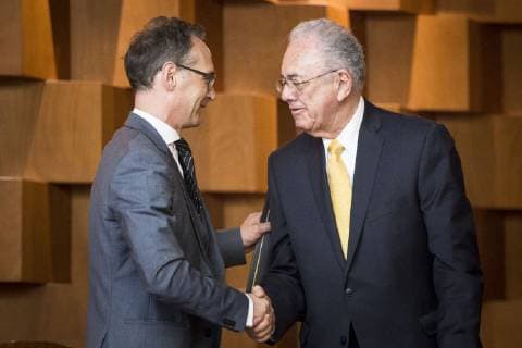Bundesaussenminister Heiko Maas (L), SPD, und Javier Jimenez Espiru (R), Minister fuer Verkehr und Kommunikation in Mexiko, unterzeichnen ein Abkommen zur Aenderung des Luftverkehrsabkommens in Mexiko-Stadt, 02.05.2019. Heiko Maas reist im Rahmen seiner Reise nach Lateinamerika Brasilien, Kolumbien und Mexiko. Mexiko-Stadt Mexico
