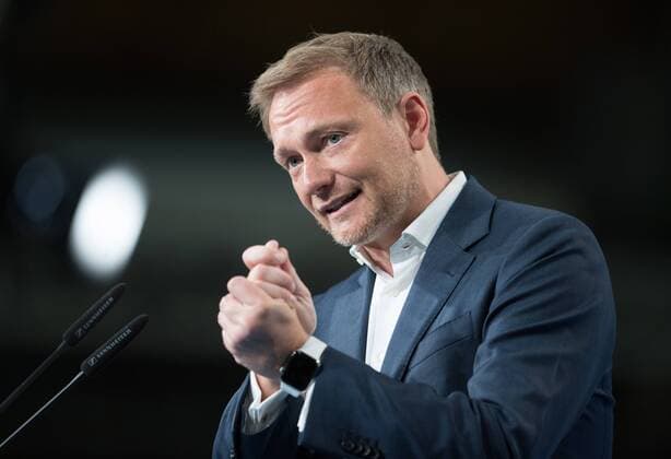 Bundesvorsitzender Christian LINDNER waehrend seiner Rede am Rednerpult. 70. Ordentlicher Bundesparteitag der FDP in der STATION Berlin, Deutschland am 26.04.2019.