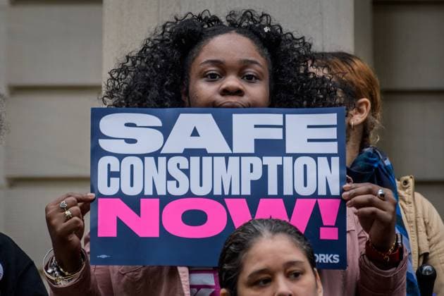 News Bilder des Tages NY:Activists slam Cuomo’s overdose crisis inaction Community leaders, people who have been directly impacted by drug use or overdose, and drug policy activists returned to the steps of City Hall on May 3, 2019 united in anger as Governor Cuomo has refused to move forward with Overdose Prevention Centers. New York New York United States City Hall  ErikxMcGregor