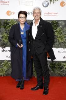 Gedeon Burkhard mit Begleitung bei der Verleihung des Deutschen Filmpreises 2019 in der Messe Berlin. Berlin, 03.05.2019