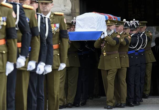Entertainment Themen der Woche KW18 News Bilder des Tages Pall-bearers carry the coffin of Grand Duc Jean of Luxembourg out of the Notre-Dame Cathedral during the funeral ceremony for Jean d Aviano, Grand Duke of Luxembourg, Saturday 04 May 2019 in Luxembourg City, Grand Duchy of Luxembourg. The Grand Duke died on 23 April, he was 98 years old.  JOHNxTHYS 05578676