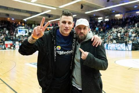 Entertainment Bilder des Tages Finale Rückspiel BARMER 2. Basketball Bundesliga ProA am 4.5.2019 zwischen den Towers Hamburg und dem Nürnberg Falcons BC v.li. der Rapper Gzuz (bürgerlich Kristoffer Jonas Klauß) und der Rapper Das Bo (bürgerlich Mirko Alexander Bogojevic) del-optics.de Arena Hamburg ehemals Inselparkhalle