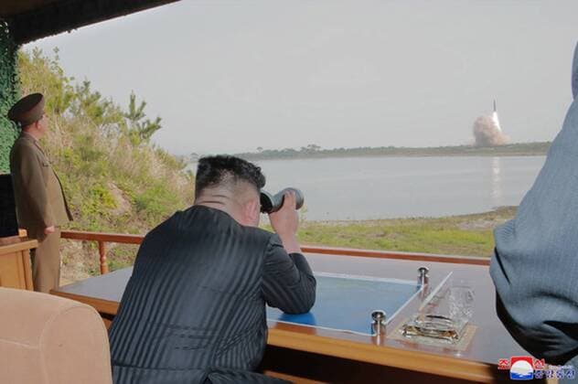 News Themen der Woche KW18 News Bilder des Tages This image released on May 5, 2019, by the North Korean Official News Service (KCNA), shows North Korean leader Kim Jong Un supervising a military strike drill at an undisclosed location near the East Sea. According to KCNA, the purpose of the drill was to test the precision of large-caliber long-range multiple rocket launchers and tactical guided weapons.  WAX2019050502 KCNA