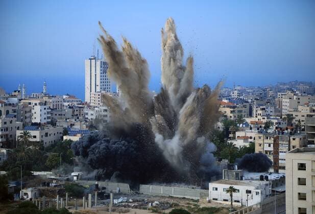 News Themen der Woche KW18 News Bilder des Tages May 5, 2019 - Gaza City, Gaza Strip, Palestinian Territory - Smoke is seen rising following an Israeli airstrike on a building in Gaza city on May 5, 2019. The conflict between Israel and Gaza factions entered its second day Sunday, after a night that saw the first Israeli fatality Gaza City Palestinian Territory - ZUMAap3_ 20190505_zaf_ap3_331 Copyright: xIbrahimxKhalafx