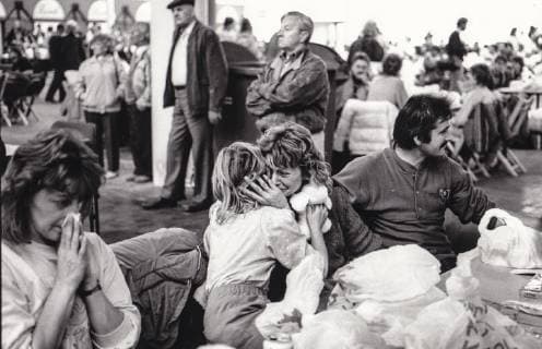 Hannover. Oktober 1989. Erschöpfte DDR-Flüchtlinge aus der Prager Botschaft ,Prag, sind mit dem Zug auf dem Messebahnhof Hannover angekommen. *** Hanover October 1989 Exhausted GDR refugees from the Prague embassy in Prague arrived by train at the Hanover Exhibition Railway Station