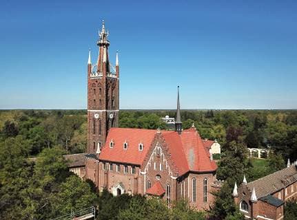 Die St.-Petri-Kirche in Woerlitz (Wörlitz), SAchsen-Anhalt (Foto vom 30.04.2019). Der Woerlitzer Park, auch Woerlitzer Anlagen, ist ein Landschaftsgarten in Woerlitz im Landkreis Wittenberg. Er gehoert zur heutigen UNESCO-Welterbestaette Dessau-Woerlitzer Gartenreich, das in der zweiten Haelfte des 18. Jahrhunderts unter der Regentschaft von Fuerst Leopold III. Friedrich Franz von Anhalt-Dessau (1740?1817) geschaffen wurde. Der Park wurde am Woerlitzer See, einem Seitenarm der Elbe, angelegt und gehoert zum Netzwerk Gartentraeume Sachsen-Anhalt. Er erstreckt sich ueber eine Flaeche von 112,5 Hektar und grenzt unmittelbar an die Stadt Woerlitz. Die St.-Petri-Kirche in Woerlitz *** The St Petri Church in Woerlitz Wörlitz SAchsen Anhalt Photo from 30 04 2019 The Woerlitz Park also Woerlitzer Anlagen is a landscape garden in Woerlitz in the d Copyright: epd-bild SteffenxSchellhorn EDITORIAL USE ONLY