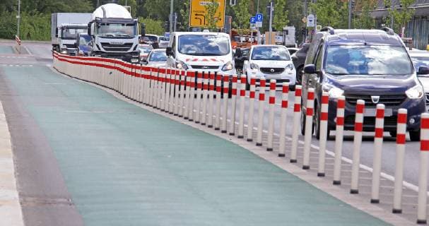 Protected Bike Lane 03.05.2019, grüner Fahrradweg auf der Holzmarkstrasse in Friedrichshain mit Absperrungen zum Strassenverkehr Berlin Berlin Deutschland Friedrichshain