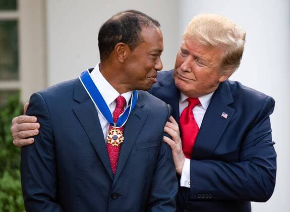 Entertainment Themen der Woche KW19 Entertainment Bilder des Tages President Donald Trump awards professional golfer Tiger Woods the Presidential Medal of Freedom, in the Rose Garden at the White House on May 6, 2019 in Washington, D.C.  WAP20190506315 KEVINxDIETSCH