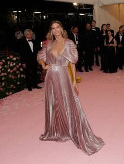 Gisele Bündchen arrives on the red carpet at The Metropolitan Museum of Art s Costume Institute Benefit Camp: Notes on Fashion at Metropolitan Museum of Art in New York City on May 6, 2019.  NYP20190506390 JOHNxANGELILLO