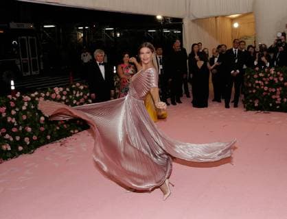 Gisele Bündchen arrives on the red carpet at The Metropolitan Museum of Art s Costume Institute Benefit Camp: Notes on Fashion at Metropolitan Museum of Art in New York City on May 6, 2019.  NYP20190506391 JOHNxANGELILLO