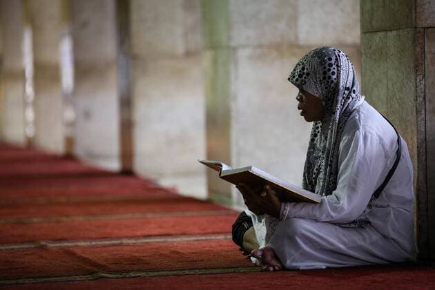 May 7, 2019 - Jakarta, Indonesia - A muslim woman reads the Koran during the holy fasting month of Ramadan at the Istiqlal mosque in Jakarta, Indonesia on 7 May 2019. Jakarta Indonesia  - ZUMAn230 20190507_zaa_n230_108 Copyright: xAndrewxGalx