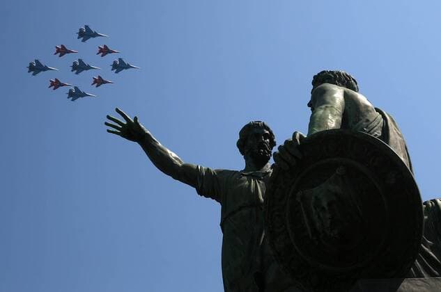 News Bilder des Tages MOSCOW, RUSSIA â€“ MAY 7, 2019: Sukhoi Su-30SM multirole fighter aircraft of the Russkiye Vityazi Russian Knights aerobatic team and Mikoyan MiG 29 multirole fighter aircraft of the Strizhi Swifts aerobatic team fly in formation over a monument to Kuzma Minin and Dmitry Pozharsky in Moscow s Red Square during the dress rehearsal of a Victory Day air show marking the 74th anniversary of the victory over Nazi Germany in the 1941-1945 Great Patriotic War, the Eastern Front of World War II. Valery Sharifulin TASS  TS0AAA2D