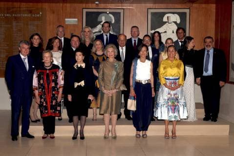 Queen Sofia (C) poses for the family picture on the occasion of a meeting of the International Circle of the Reina Sofia Higher School Music, in Madrid, Spain, 07 May 2019. Queen Sofia meets benefactors of the Higher School of Music in Madrid !ACHTUNG: NUR REDAKTIONELLE NUTZUNG!  Copyright: xJ.xJxGuillenx GRAF5622 20190507-636928615651233183