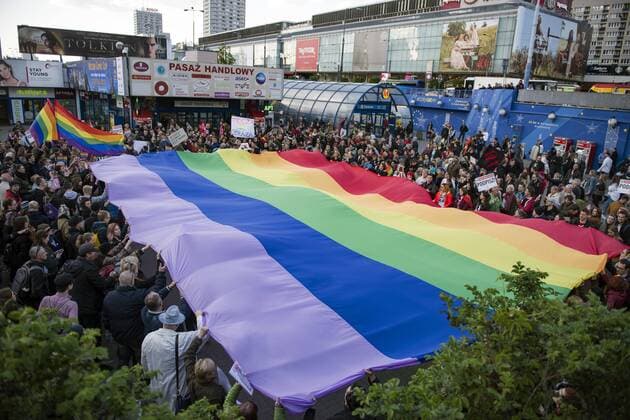 News Themen der Woche KW19 News Bilder des Tages May 7, 2019 - Warsaw, Mazowieckie, Poland - Protesters are seen holding a huge rainbow flag during the demonstration..Protesters gathered in the centre of Warsaw to show their solidarity with Elzbieta Podlesna, a street opposition activist who was arrested on suspicion of offending religious sentiment, after posters bearing an image of the Virgin Mary with her halo painted in the colours of the rainbow flag appeared in the city of P?ock in central Poland. The Polish interior minister, Joachim Brudzi?ski, announced on Twitter on Monday that a person had been arrested for carrying out a profanation of the Virgin Mary of Cz?stochowa and also called this act as cultural barbarismâ Warsaw Poland - ZUMAs197 20190507_zaa_s197_044 Copyright: xAttilaxHusejnowx