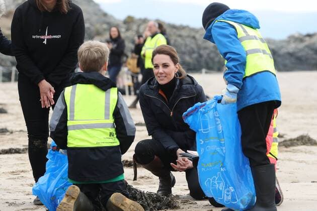 Entertainment Themen der Woche KW19 Entertainment Bilder des Tages . 08 05 2019. Newborough, United Kingdom. The Duke and Duchess of Cambridge at Newborough Beach on Anglesey, Wales, United Kingdom where they joined the Menai Bridge Scouts as they explored the beach™s wildlife habitat.  xStephenxLockx xi-Imagesx IIM-19647-0035