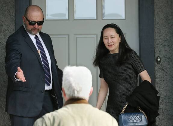 News Themen der Woche KW19 News Bilder des Tages Huawei CFO Meng Wanzhou (R) wearing a GPS tracker and ankle bracelet is escorted by Court appointed Security as she leaves one of her two multi million dollar houses for BC Supreme Court in Vancouver, British Columbia (BC), May 8, 2019. Arrested Dec 1, 2018 and released soon after on $7.5 million bail Meng is fighting extradition to the USA on fraud charges.  VAP2019050804 HEINZxRUCKEMANN