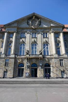 Kammergericht im Kleistpark Kammergericht im Kleistpark, 30.04.2019, Schöneberg, Kleistpark, Berlin, Im Schöneberger Kleistpark befindet sich das Kammergericht. *** Court of Appeal in the Kleistpark Court of Appeal in the Kleistpark 30 04 2019 Schöneberg Kleistpark Berlin The Court of Appeal is located in the Schöneberger Kleistpark