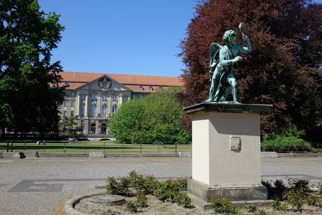 Engel mit Fackel im Kleistpark Engel mit Fackel, 30.04.2019, Schöneberg, Kleistpark, Berlin, Im Schöneberger Kleistpark befindet sich die Skulptur Engel mit Fackel und das Kammergericht. *** Angel with torch in Kleistpark Angel with torch 30 04 2019 Schöneberg Kleistpark Berlin The sculpture Angel with torch and the Court of Appeal are located in Schöneberger Kleistpark