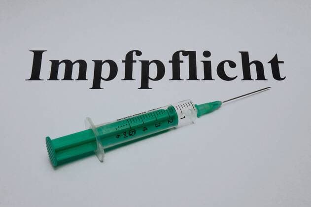 Spritze und Impfpflicht Spritze und Impfpflicht, 07.05.2019, Borkwalde, Brandenburg, Eine Spritze liegt vor dem Schriftzug Impfpflicht.