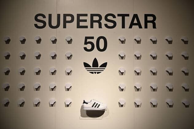 News Bilder des Tages FUERTH, GERMANY, 09 May 2019 --- Hauptversammlung der adidas AG --- Annual General Meeting adidas AG --- at Stadthalle in Fuerth, Germany --- Der Schuh Superstar des Sportartikelherstellers adidas ist am Rande der Hauptversammlung des Unternehmens ausgestellt. Dieses Schuhmodell feiert 2019 seinen 50. Geburtstag. Adidas wird 2019 70 Jahre alt. --- adidas shoe Superstar is exhibited during the company s AGM. 2019 marks the 50th birthday as well as the company s 70th anniversary. ---Foto: isslerimages --- adidas Annual General Meeting