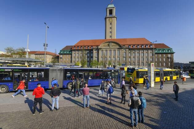 Bushaltestelle, Altstädter Ring, Rathaus Spandau, Carl-Schurz-Straße, Spandau, Berlin, Deutschland