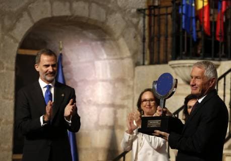 King Felipe VI of Spain (L) hands in the Carlos V European Award to Secretary General of the Council of Europe, Thorbjorn Jagland (R), during the awarding ceremony of the 13th edition of the Carlos V European Award at Yuste Monastery in Cuacos de Yuste, Spain, 09 May 2019. This year s award has been granted to the Cultural Routes of the Council of Europe. Carlos V European Awards !ACHTUNG: NUR REDAKTIONELLE NUTZUNG!  Copyright: xJavierxLizonx GRAF6681 20190509-636930017655051279