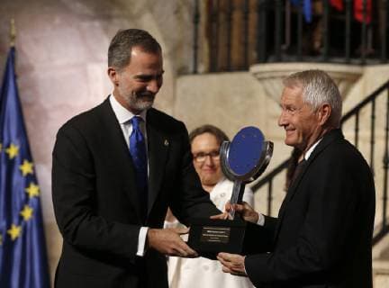 King Felipe VI of Spain (L) hands in the Carlos V European Award to Secretary General of the Council of Europe, Thorbjorn Jagland (R), during the awarding ceremony of the 13th edition of the Carlos V European Award at Yuste Monastery in Cuacos de Yuste, Spain, 09 May 2019. This year s award has been granted to the Cultural Routes of the Council of Europe. Carlos V European Awards !ACHTUNG: NUR REDAKTIONELLE NUTZUNG!  Copyright: xJavierxLizonx GRAF6680 20190509-636930017691301043