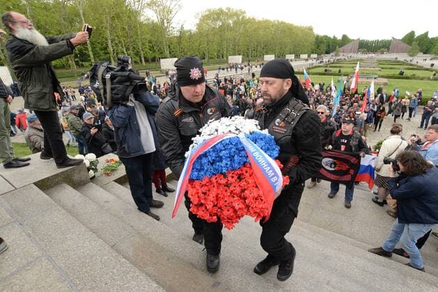 News Themen der Woche KW19 News Bilder des Tages Berlin, Treptow, am Sowjetischen Ehrenmal des Unbekannten Soldaten im Treptower Park. Russen feiern den Sieg von 1945 in Berlin. Der nationalistische russische Motorradclub Nachtwölfe sind auch dabei. *** Berlin Treptow at the Soviet Memorial of the Unknown Soldier in Treptower Park Russians celebrate the victory of 1945 in Berlin The nationalist Russian motorcycle club Night Wolves are also present