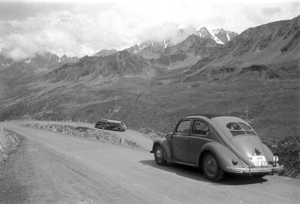 VW Beetle - VW Käfer mit Brezelfenster unterwegs auf einer Pass-Strasse, 1960er. VW Beetle on a mountain pass. 1960S, *** VW Beetle VW Beetle with pretzel window on the road on a pass road 1960s VW Beetle on a mountain pass 1960S Copyright: ErichxAndres UnitedArchives90062_00640254