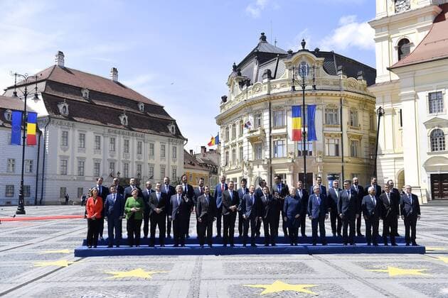 News Themen der Woche KW19 News Bilder des Tages SIBIU, SIBIU, ROMANIA: Romania EU SUMMIT Chancellor of Germany Angela Merkel and Prime Minister of Greece, Alexis Tzipras are welcomed for the family photo by Romanian President Klaus Iohannis, as they arrive for the EU Summit in Sibiu 09 05 2019-Sibiu, Sibiu, ROMANIA. Credit:IMAGO SIBIU ROMANIA Copyright: xx