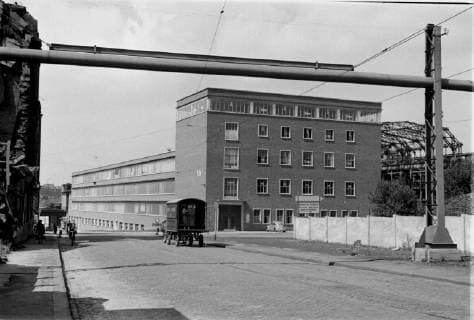 Germany - Deutschland 1947, Essen, Ruhrgebiet, Strick- und Wirkwarenfabrik auf dem Krupp- Gelände., Essen Nordrhein-Westfalen Deutschland *** Germany Germany 1947 Essen Ruhr district knitting and warp-knitting factory on the Krupp site Essen North Rhine-Westphalia Germany Copyright: ErichxAndres UnitedArchives90062_00648452